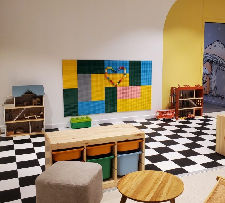 Le Territoire des Bâtisseurs – Espace construction et imagination Espace construction pour enfants avec jeux de blocs favorisant l’imaginaire, la motricité fine et la coopération.