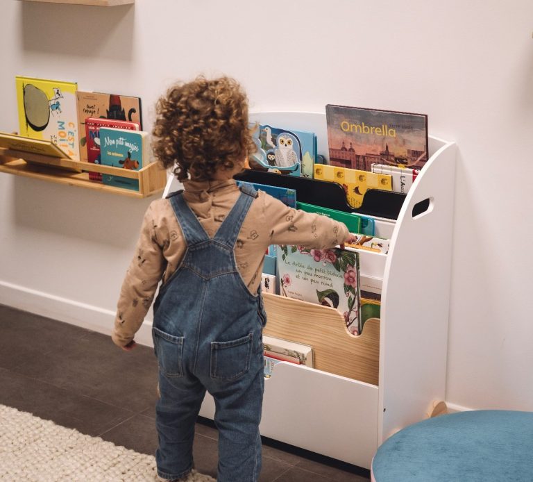 Le Coin des Petits Conteurs – Espace lecture et imaginaire Espace lecture pour enfants avec livres illustrés accessibles favorisant l’imaginaire et le calme.