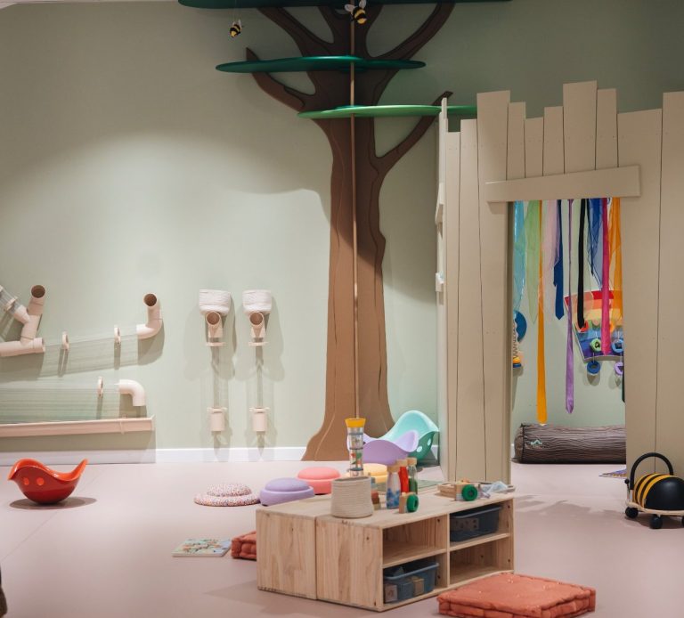 La Clairière des Premiers Pas – Espace motricité douce (12 à 36 mois) Espace de motricité douce pour tout-petits avec structures en bois, favorisant l’équilibre et l’autonomie.