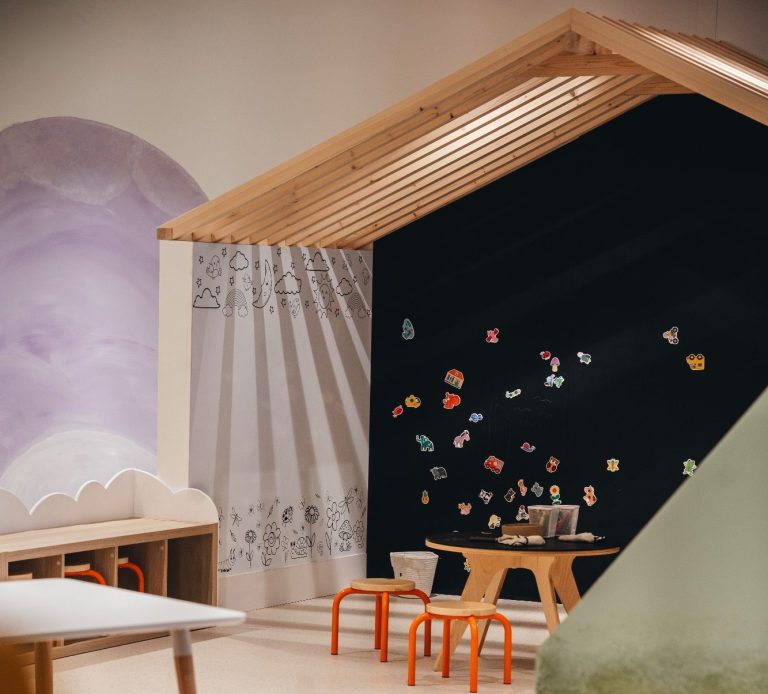 L’Atelier des Mains Magiques – Espace dessin et créativité Enfants dessinant librement sur un tableau, développant la créativité et l’expression artistique.