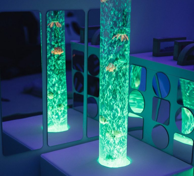 Le Jardin des Étoiles – Espace Snoezelen et éveil sensoriel Espace Snoezelen avec lumières colorées favorisant l’éveil sensoriel et l’apaisement des enfants.